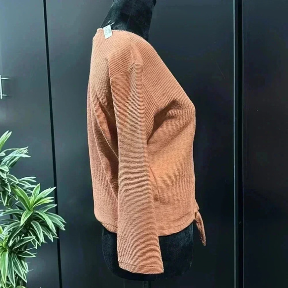 Madewell Texture & Thread V-neck, tie knot waist, textured long sleeve top - Picture 4 of 10